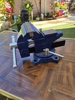 4 1/2" Bench Vise