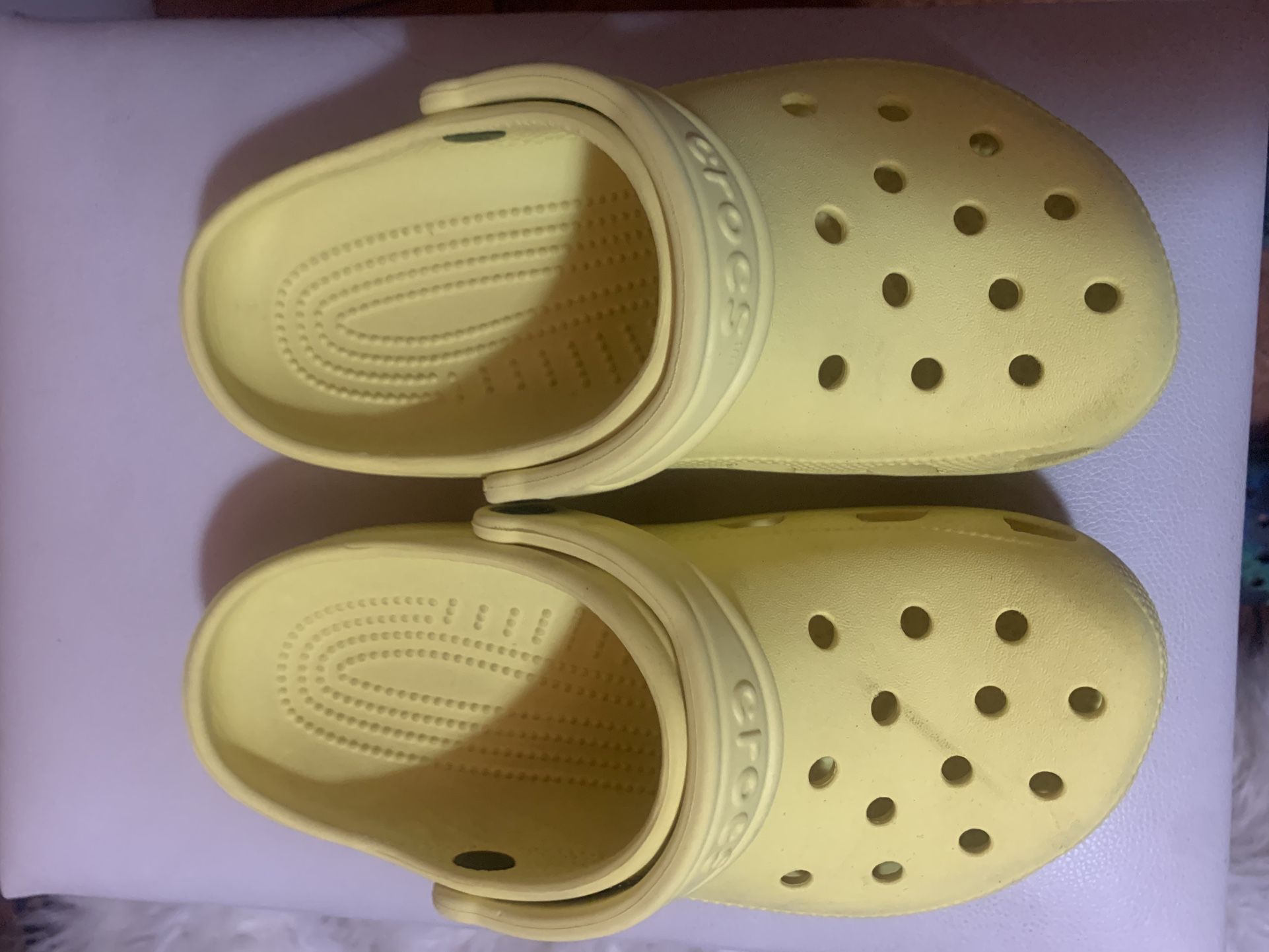 Crocs Perfecta Condición Size 4 J