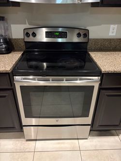 GE Stainless Steel Kitchen Set - 30in Glass-Top Electric Range & Microwave - Davenport