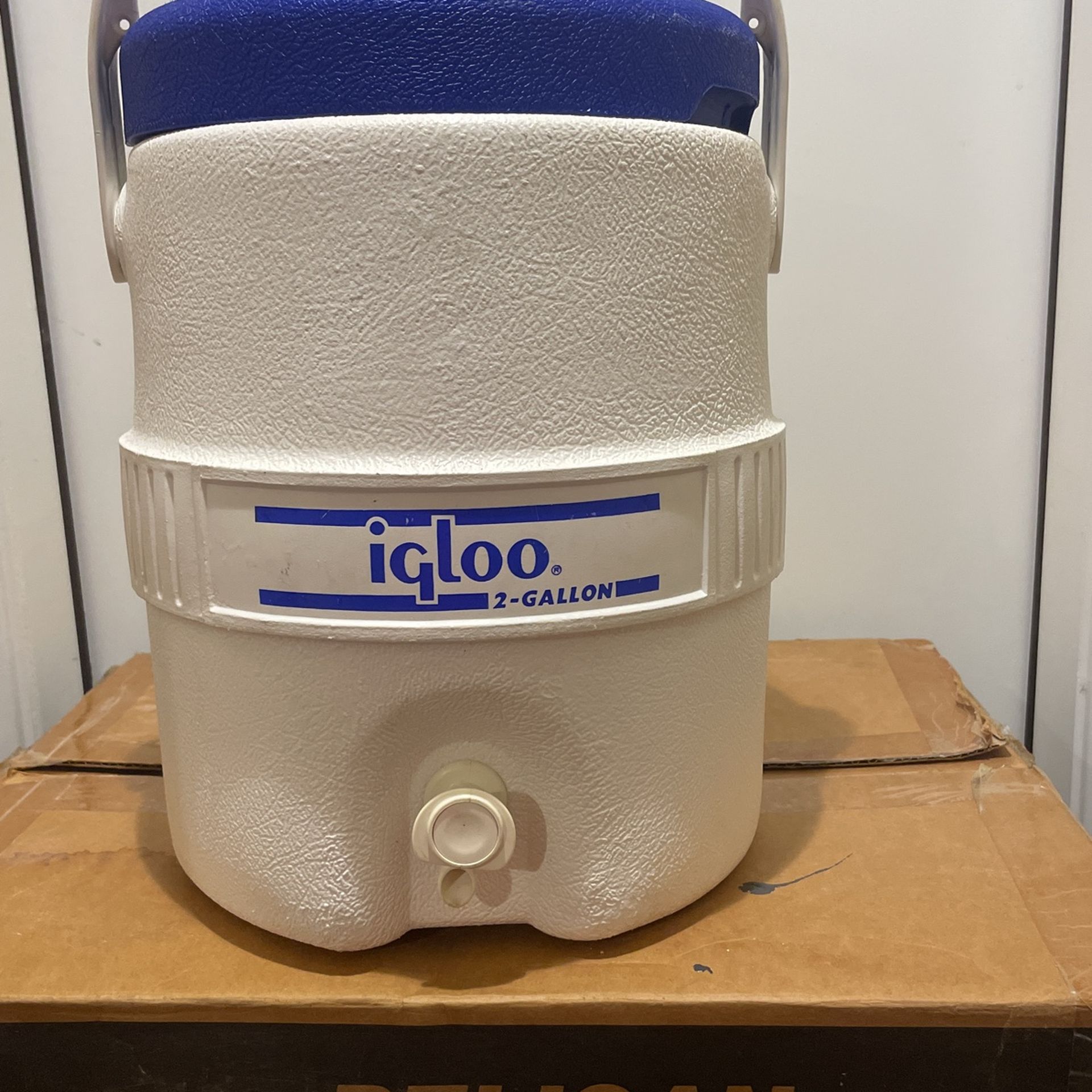 Igloo 2 gallon water dispenser