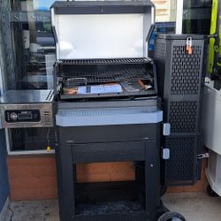 Gravity Series 800 Digital WiFi Charcoal Grill, Griddle and Smoker in Black
MASTEREUILT