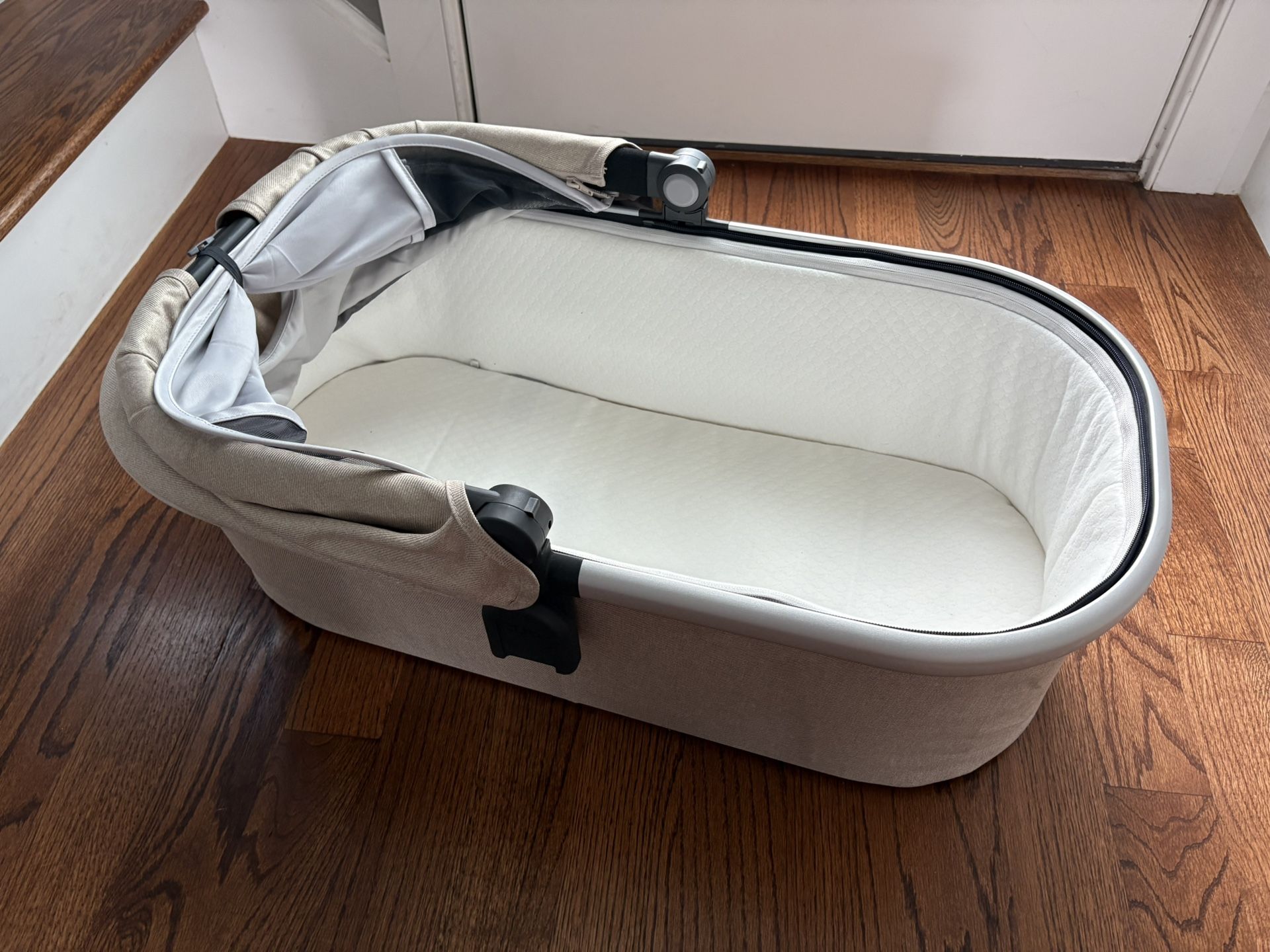 UPPAbaby Bassinet V2- Compatible with Vista, Cruz, Ridge Strollers - Overnight Sleep Solution - Mattress, Sheet and Bug Shield Included.