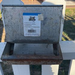Small Pet Feeder