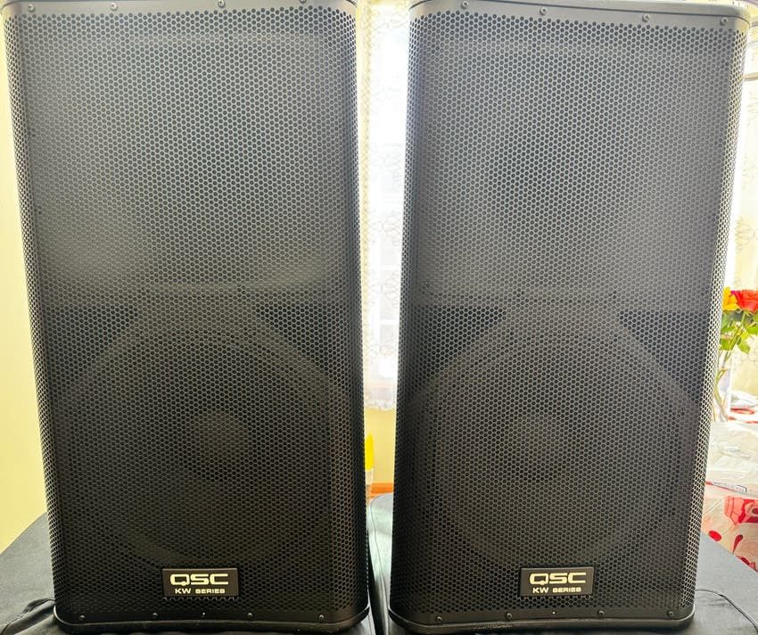 QSC (Qty 2) KW152 1000W 15 inch Powered Speakers With Covers