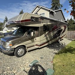 2013 Leprechaun By Coachman double slide 31 foot excellent condition low miles