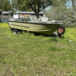 Boat For Parts Or Whole Just 500$ Or Make Offer 