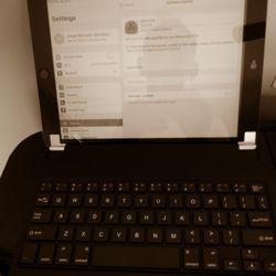 New Ipad 32gig with hard keyboard and carry case