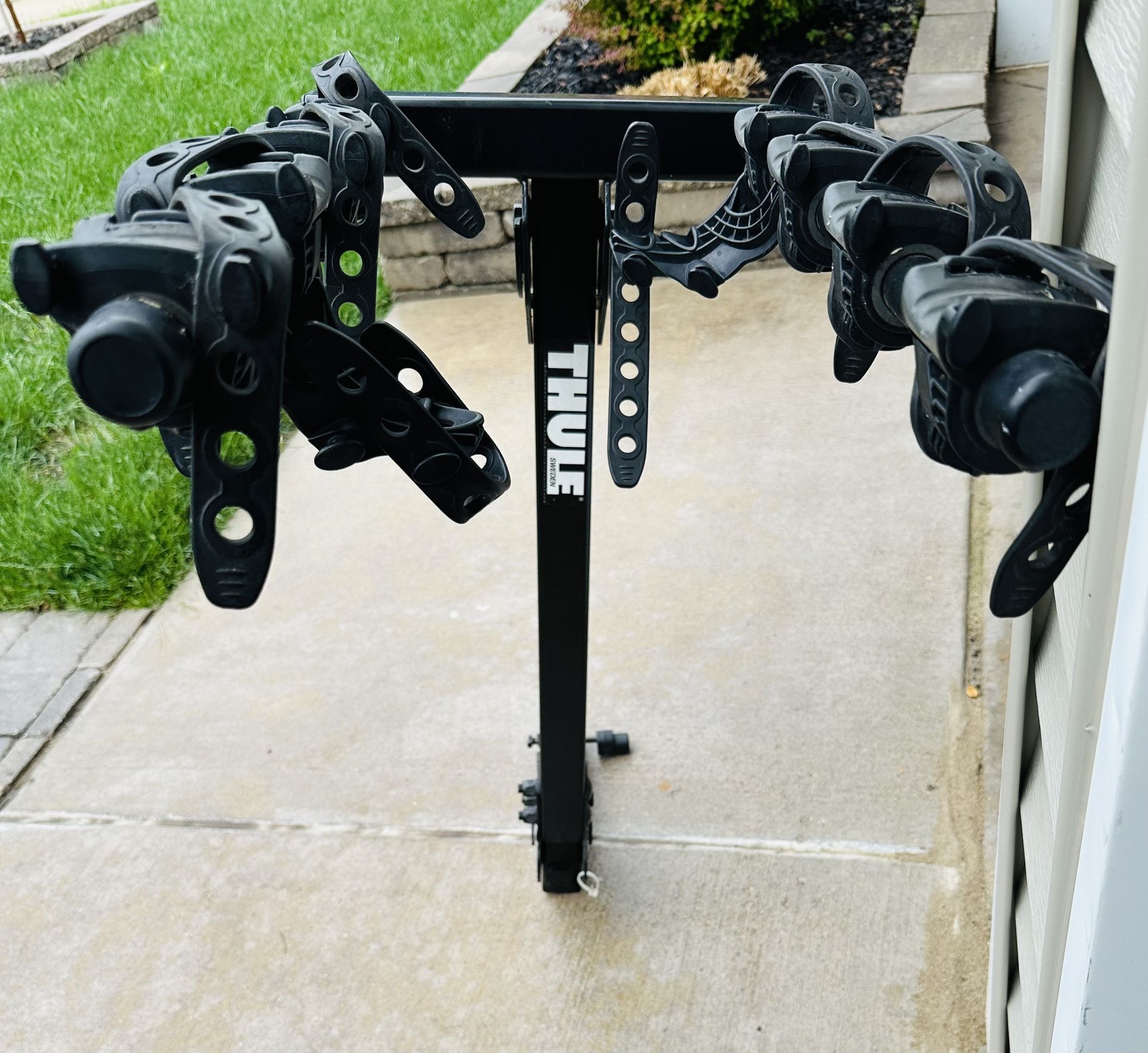 Thule 4 Bike Bicycle Hitch Rack with Lock and Key