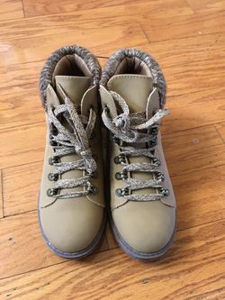 NWT women boots size 7