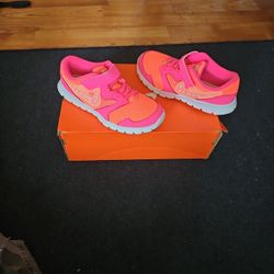 Brand NEW Kids Nike 