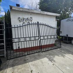 HEAVY DUTY GATE 20'X7' STURDY BRAND NEW READY FOR INSTALL IDEAL,FOR YOU LAND,RANCH,HOUSE ETC FOR ANY QUESTION TEXT ME PLEASE HABLO ESPAÑOL THANKS 