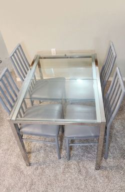 Ikea extendable glass table +free chairs
