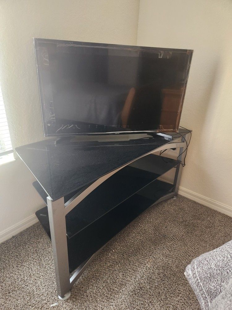 Samsung 5 Series Full HD 40 Inches TV For Sale With Nice Glass Table