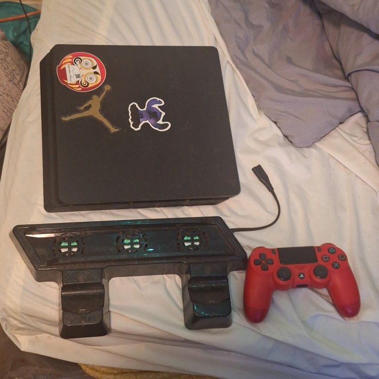 Ps4 With Stand And Controller 