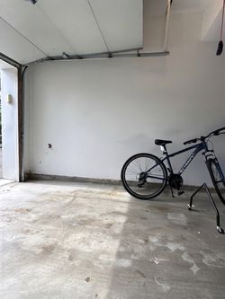 Move out Sale: Pristine Schwinn Hybrid Bike – Great Deal!
