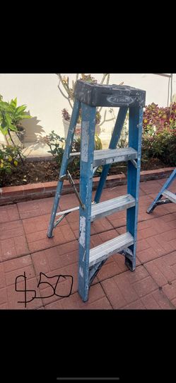 Excelente condition 4 feet and more sizes available five or less ladders