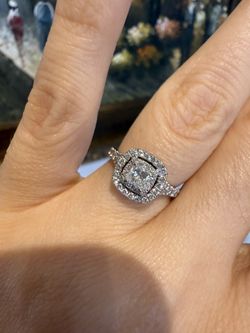 14K White Gold Natural Diamonds Beautiful Ring Lots Of Sparkling!