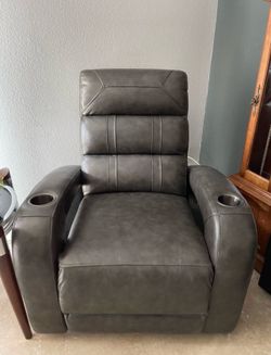 Power Recliner! Like New!