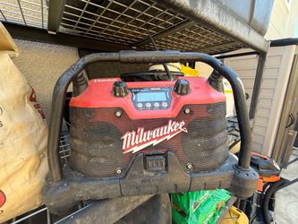 Milwaukee job site radio