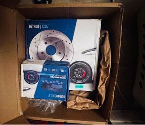Detroit Axle Brake Rotors and Pads Kit