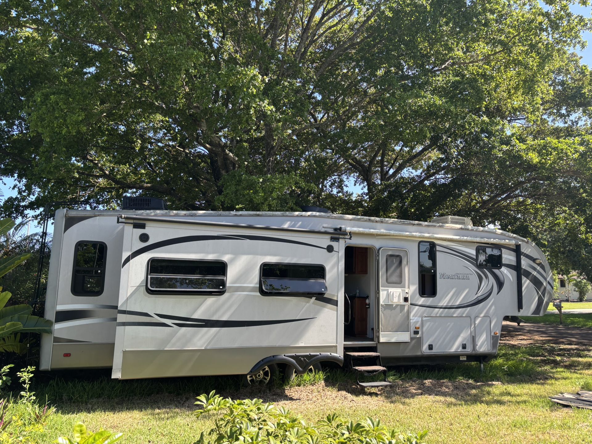 RV Trailer 37 Feet High Country Montana