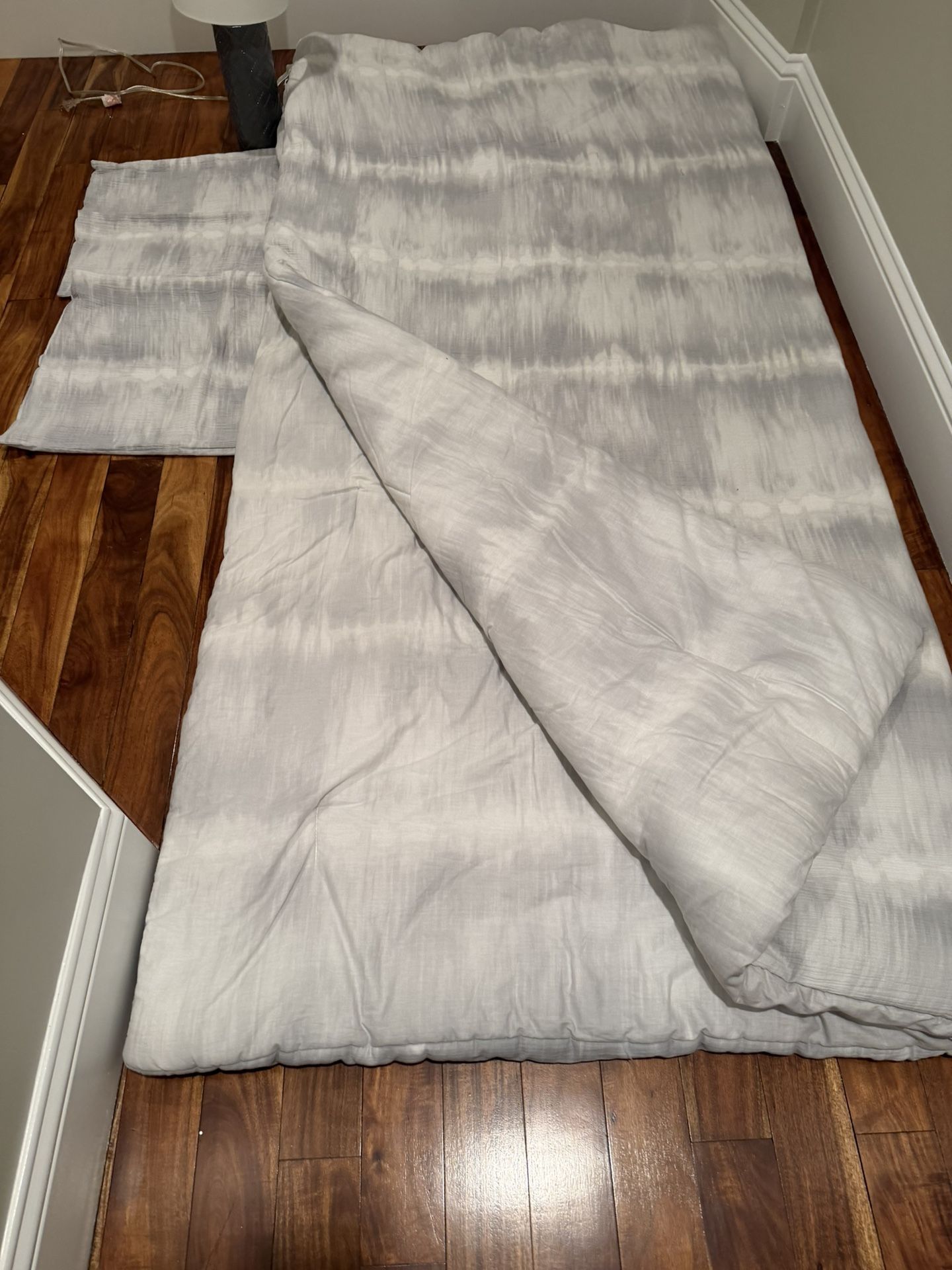 Full/Double Comforter With 2 Standard Shams With Lamp