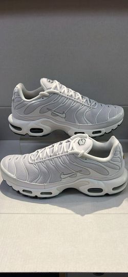 NIKE AIR MAX PLUS “TRIPLE WHITE”