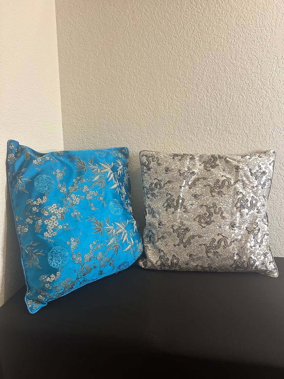Set of two decorative pillows in Asian style