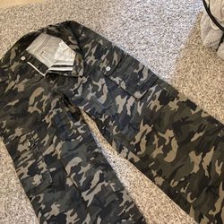 wide legged, baggy, low/mid rise camo pants