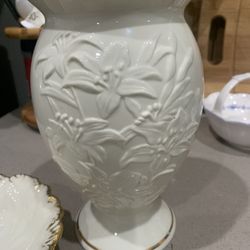 Lenox 8-inch Tiger Lily vase in ivory porcelain with 24k gold trim