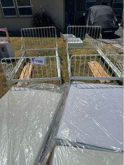 Free kids bed with mattress & play kitchen