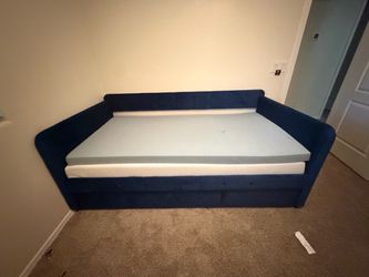 Full seize blue velvet trundle bed