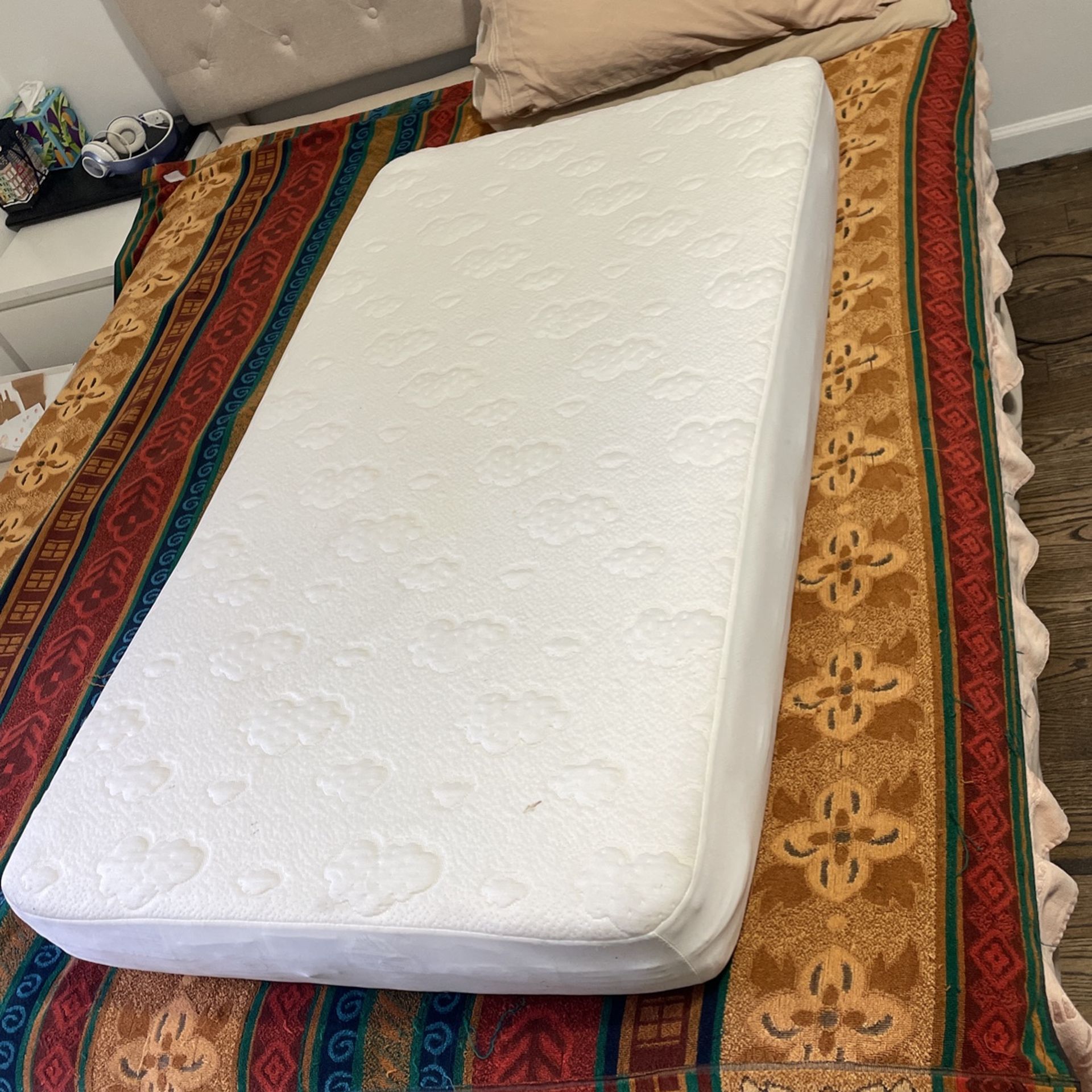 Crib With Newtown Mattress And mattress Cover