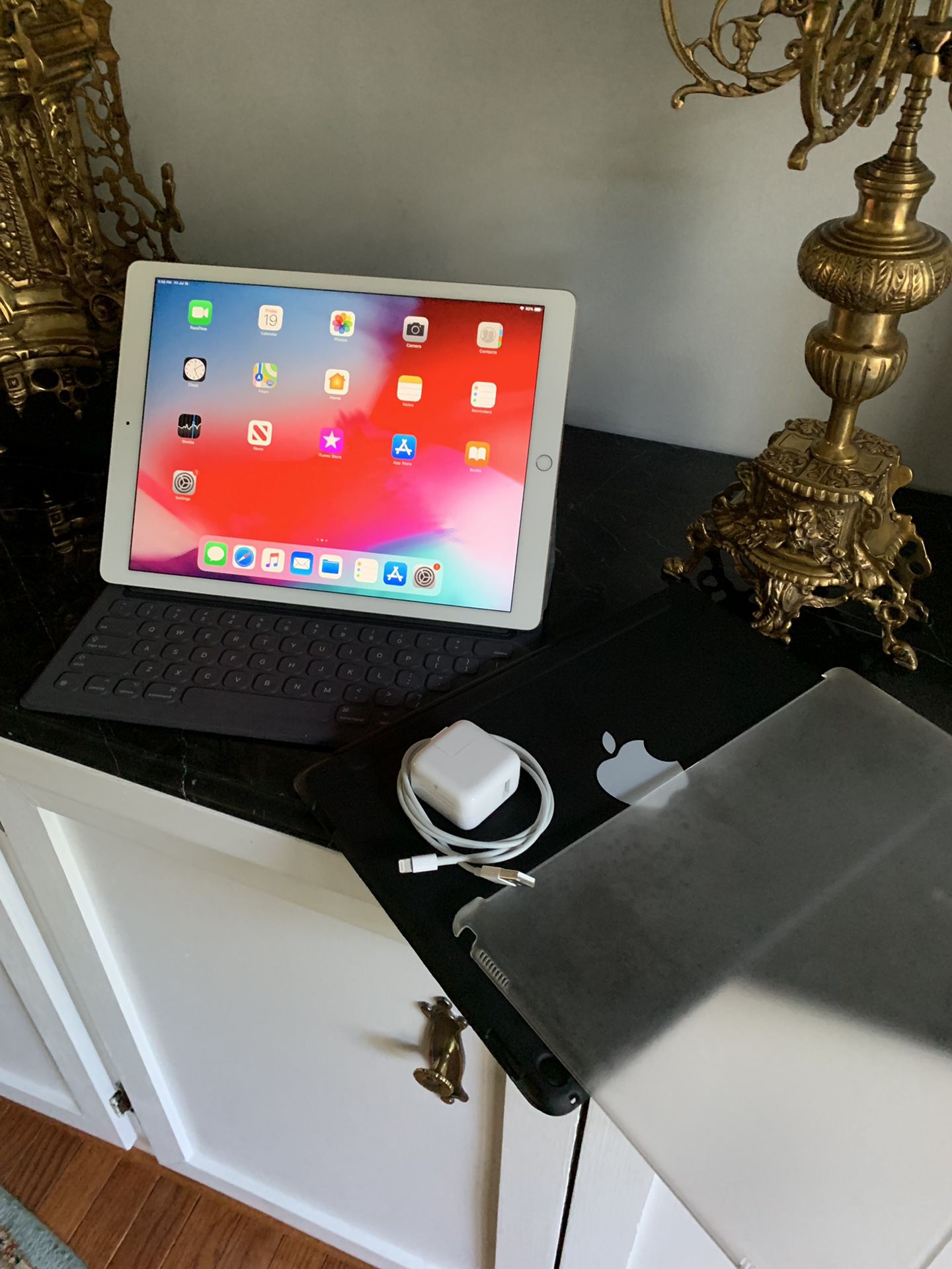 iPad Pro 12.9 32 Gb with Apple keyboard and 2 cases