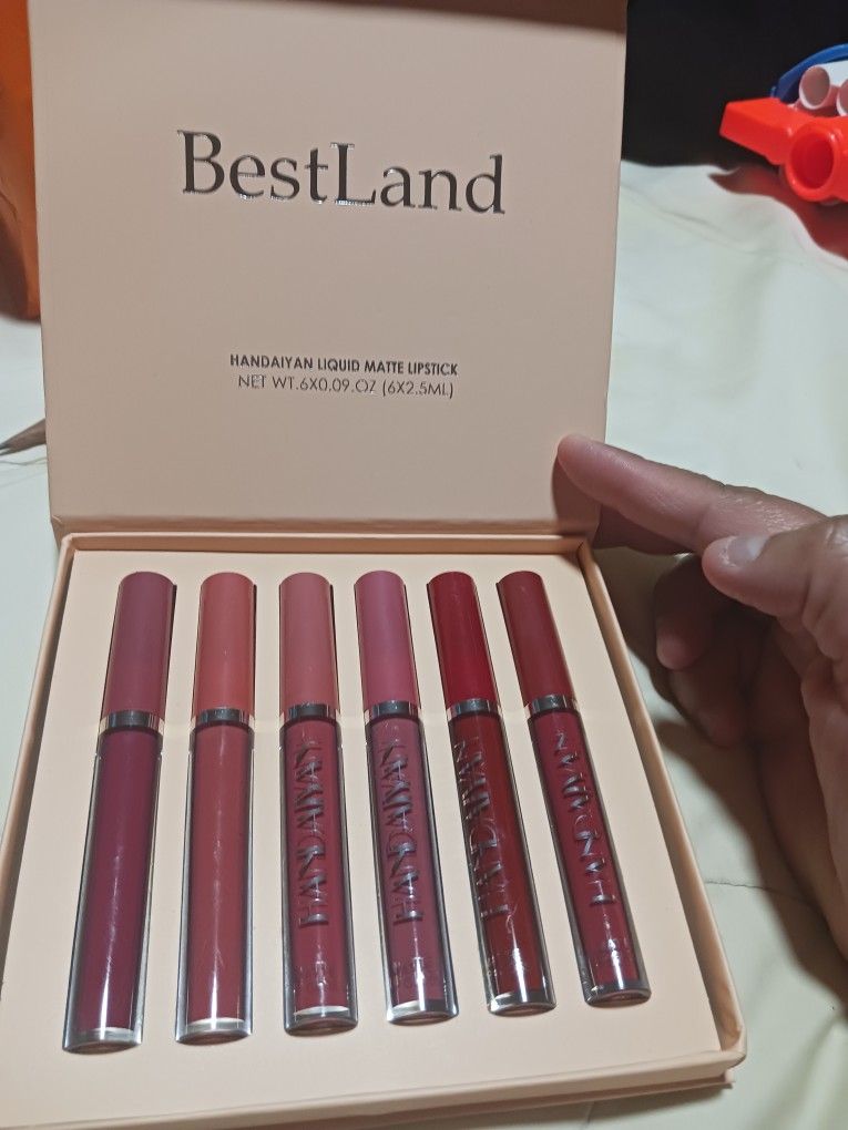 BRAND NEW SET  6 LIPSTICK MATTE 💄 ✨️ 