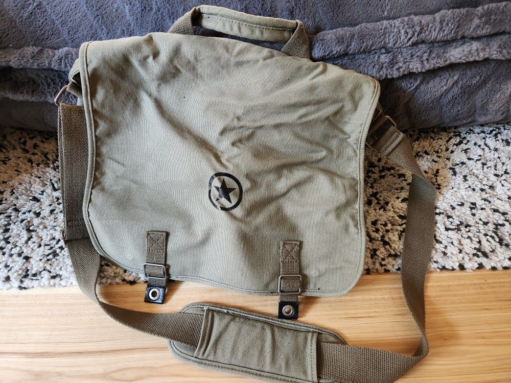 Converse messenger bag