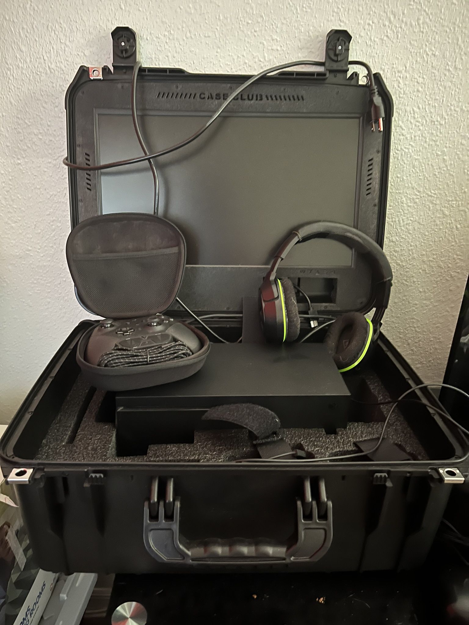 🎮 Portable Xbox Gaming Station – All-in-One Travel Case