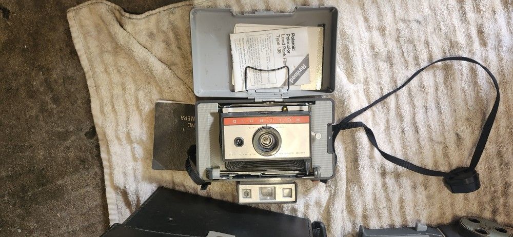 Vintage Polaroid Automatic 220 Land Camera With Case