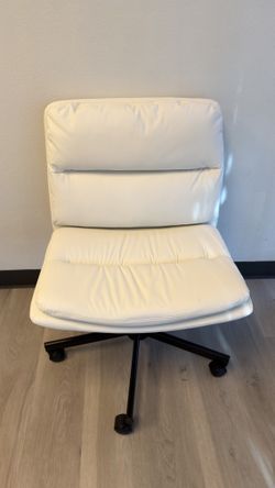 Modern Faux Leather Mid-Back Office Chair without Arms, White Ribbed Padded Desk Chair with Swivel and Adjustable Height, Comfy Task Chair for Small