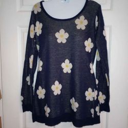 #23 • Ladies Sweater Size M • by rue21