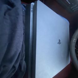 PS4 Slim 