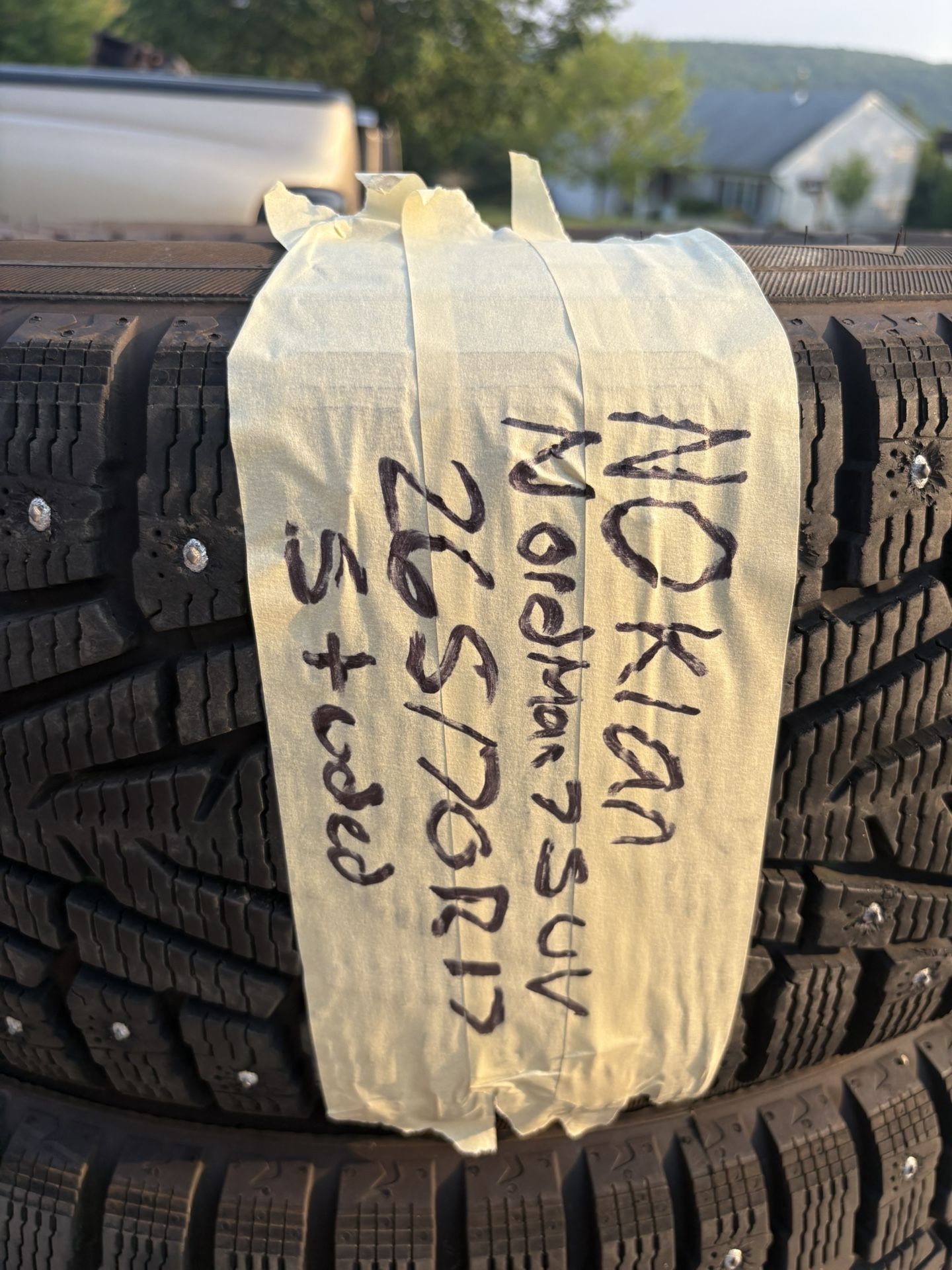 Set of 4 Nokian Tyres 265/70r17 like new $125