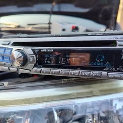 ALPINE CDA-9827 OLD SKOOL RADIO   READ AD