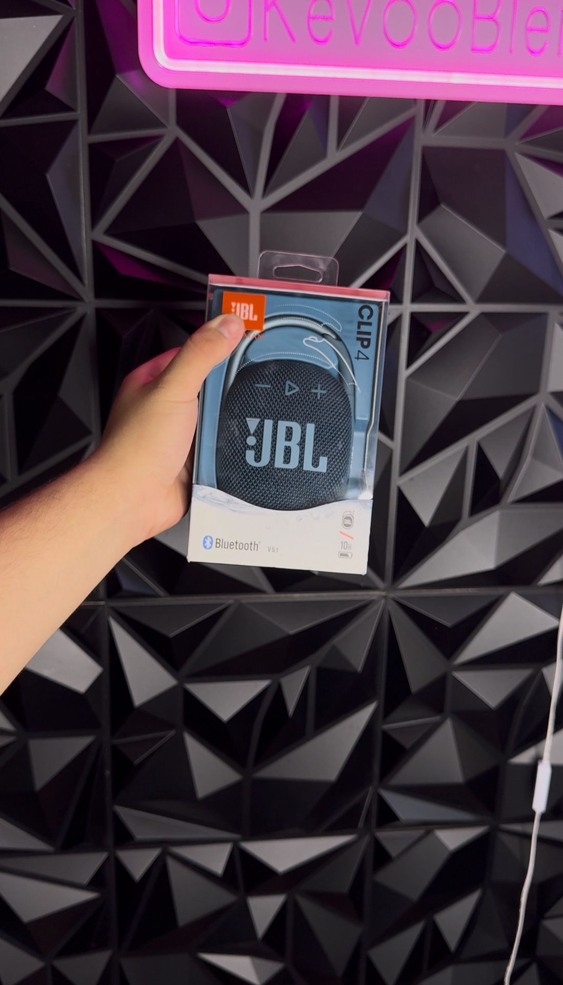 Clip 4 JBL speaker