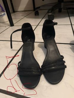 zapatilla de mujer. negra número 8.5