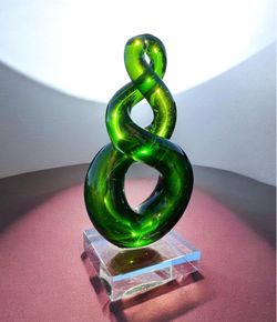 Art glass Eternity knot from Mew Zealand