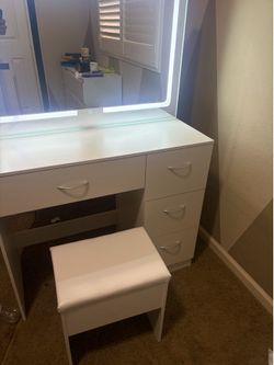 Makeup vanity