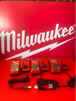 Milwaukee M12 and M18 12-Volt/18-Volt Lithium-lon Multi-Voltage Battery Charger