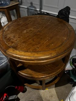 Round Wood Table With 4 Chairs. 