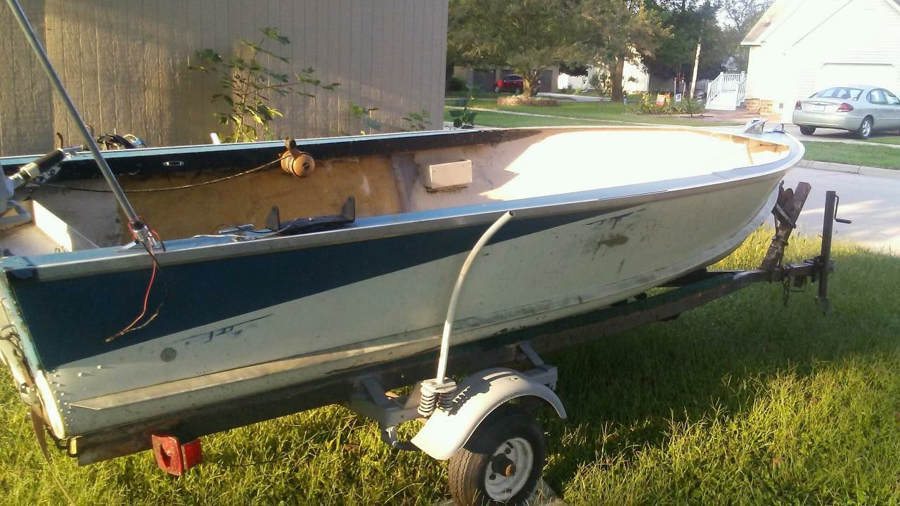 Photo V bottom boat 17 foot an a good running 25 horse new floor sites an tires 350